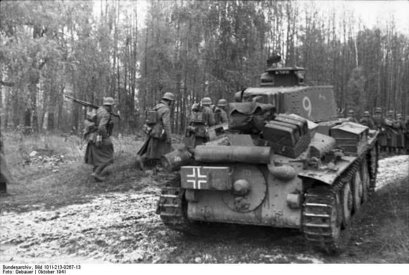 Army-Group-North-enter-pine-grove-near-Leningrad.-October-194.-Gebauer.jpg