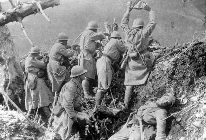 French-troops-throw-rocks-at-advancing-German-troops-from-their-hillside-trench-in-the-Vosges-1916.-Buzzfeed.jpg